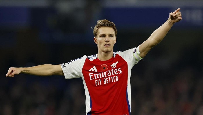 Soccer Football - Premier League - Chelsea v Arsenal - Stamford Bridge, London, Britain - November 10, 2024 Arsenals Martin Odegaard reacts Action Images via Reuters/Peter Cziborra EDITORIAL USE ONLY. NO USE WITH UNAUTHORIZED AUDIO, VIDEO, DATA, FIXTURE LISTS, CLUB/LEAGUE LOGOS OR LIVE SERVICES. ONLINE IN-MATCH USE LIMITED TO 120 IMAGES, NO VIDEO EMULATION. NO USE IN BETTING, GAMES OR SINGLE CLUB/LEAGUE/PLAYER PUBLICATIONS. PLEASE CONTACT YOUR ACCOUNT REPRESENTATIVE FOR FURTHER DETAILS..