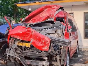 Mobil Travel Tabrak Truk Molen di Cipularang, 2 Orang Tewas Mobil Travel Tabrak Truk Molen di Cipularang, 2 Orang Tewas