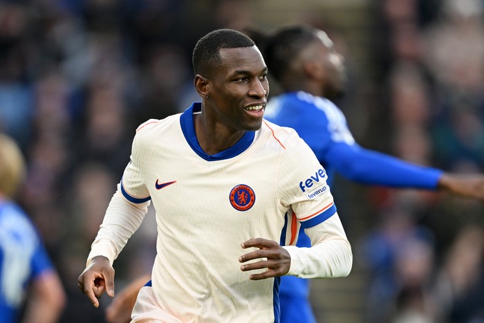LEICESTER, ENGLAND - NOVEMBER 23: Nicolas Jackson of Chelsea celebrates scoring his teams first goal during the Premier League match between Leicester City FC and Chelsea FC at The King Power Stadium on November 23, 2024 in Leicester, England. (Photo by Michael Regan/Getty Images)