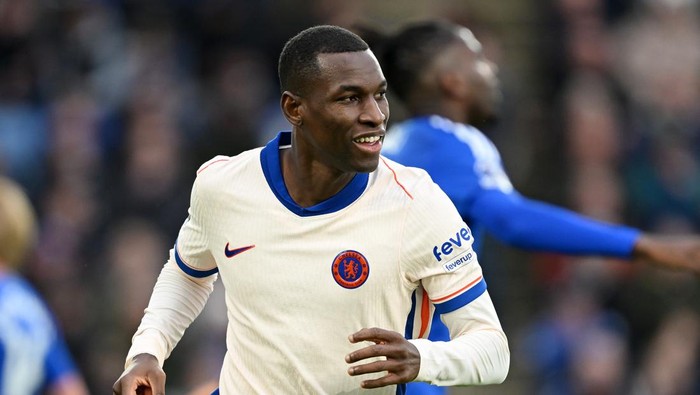 LEICESTER, ENGLAND - NOVEMBER 23: Nicolas Jackson of Chelsea celebrates scoring his teams first goal during the Premier League match between Leicester City FC and Chelsea FC at The King Power Stadium on November 23, 2024 in Leicester, England. (Photo by Michael Regan/Getty Images)