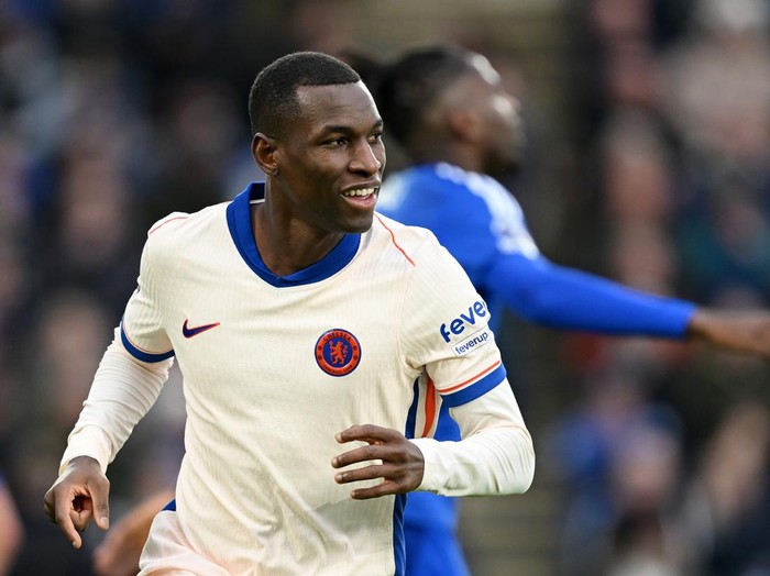 LEICESTER, ENGLAND - NOVEMBER 23: Nicolas Jackson of Chelsea celebrates scoring his team's first goal during the Premier League match between Leicester City FC and Chelsea FC at The King Power Stadium on November 23, 2024 in Leicester, England. (Photo by Michael Regan/Getty Images)