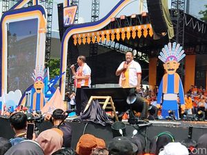 Video: Pramono Sapa Ketum dan Pendiri Jakmania di Momen Kampanye Akbar Video: Pramono Sapa Ketum dan Pendiri Jakmania di Momen Kampanye Akbar
