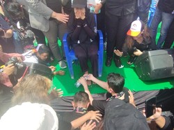 Dharma-Kun Cuci dan Cium Kaki Perwakilan Relawan di Kampanye Akbar