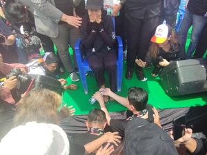 Video: Momen Dharma-Kun Cuci dan Cium Kaki Emak-emak Relawan di Kampanye Akbar Video: Momen Dharma-Kun Cuci dan Cium Kaki Emak-emak Relawan di Kampanye Akbar