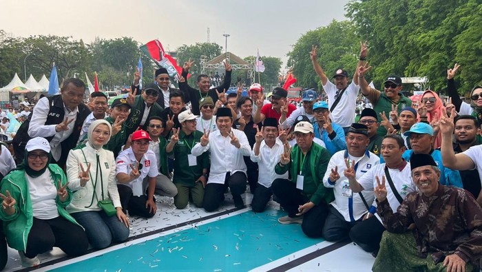 Paslon SAE bareng pendukungnya di Pilbup Sidoarjo 2024. Paslon SAE bareng pendukungnya di Pilbup Sidoarjo 2024.