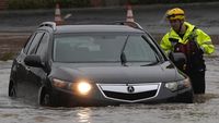 Penampakan Deretan Mobil Terendam Banjir di California