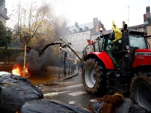 Petani Prancis Ngamuk Tolak Perjanjian UE-Mercosur Petani Prancis Ngamuk Tolak Perjanjian UE-Mercosur