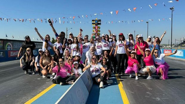 Suasana bersama warga lokal sesuai mengikuti ajang drag race di Sao Paulo, Brasil.