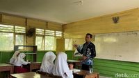 Potret Perjuangan Guru SD Terpencil di Sidoarjo