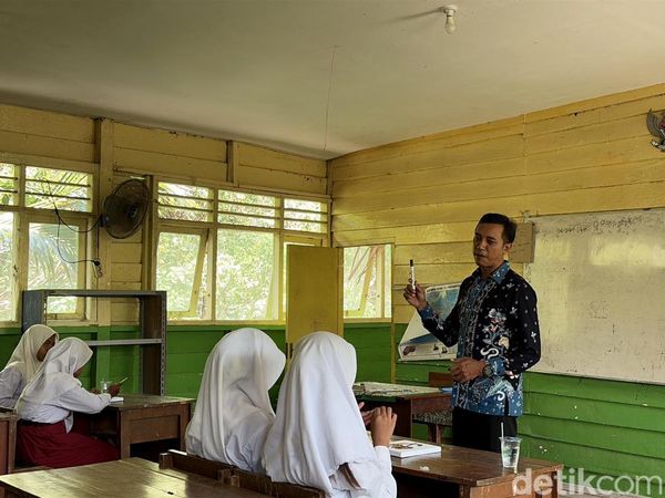 Potret Perjuangan Guru SD Terpencil di Sidoarjo