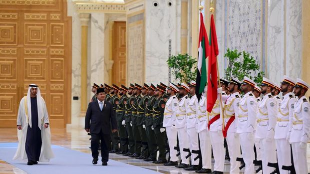 Prabowo disambut upacara kenegaraan saat tiba di Istana Qasr Al Watn, Abu Dhabi.