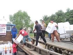 Potret Polisi Kawal Distribusi Logistik Pilkada ke Wilayah Perairan di Inhil