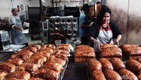 Video: Main ke Toko Roti Gelora yang Sudah Berdiri Sejak Tahun 1950