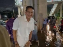Video: Momen Sandiaga Terjebak Banjir di Jalan Raya Ciledug, Akhirnya Nebeng Dishub