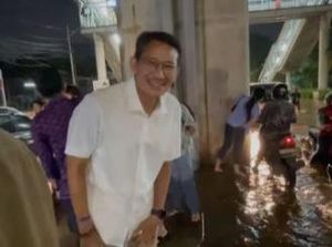 Video: Momen Sandiaga Terjebak Banjir di Jalan Raya Ciledug, Akhirnya Nebeng Dishub Video: Momen Sandiaga Terjebak Banjir di Jalan Raya Ciledug, Akhirnya Nebeng Dishub