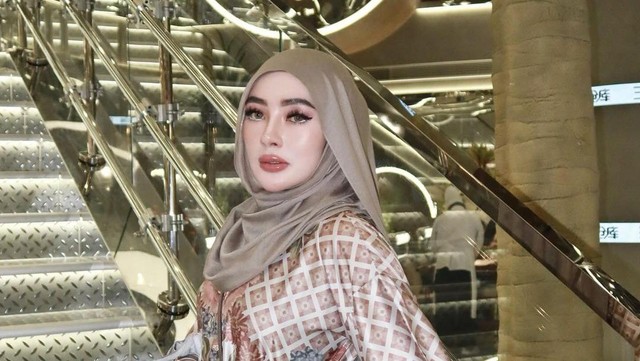 Kabar Terkini Artis dari InsertLive : Tak Hanya Reza Gladys, Skincare Shella Saukia Disebut Ilegal dan Berbahaya