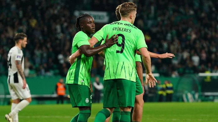 LISBON, PORTUGAL - NOVEMBER 22:  Viktor Gyokeres of Sporting CP celebrates with teammates after scoring a goal during the Portuguese Cup match between Sporting CP and Amarante FC at Estadio Jose Alvalade on November 22, 2024 in Lisbon, Portugal. (Photo by Gualter Fatia/Getty Images)
