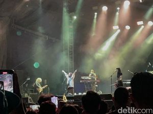 Penampilan Segar St Vincent yang Meliuk-liuk di Joyland Fest Penampilan Segar St Vincent yang Meliuk-liuk di Joyland Fest