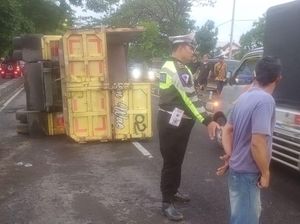 Detik-detik Truk Terguling Bikin Macet di Ring Road Banguntapan Bantul