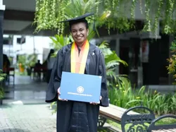 Lulus dari UGM, Awane Siap Mengabdikan Ilmu di Kampung Awabutu Papua Tengah