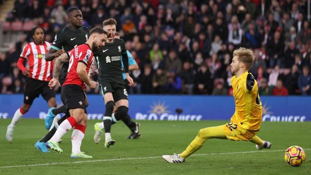 SOUTHAMPTON, ENGLAND - NOVEMBER 24: Adam Armstrong of Southampton scores his team's first goal from a follow up after Caoimhin Kelleher of Liverpool, saved the initial penalty during the Premier League match between Southampton FC and Liverpool FC at St Mary's Stadium on November 24, 2024 in Southampton, England. (Photo by Michael Steele/Getty Images)