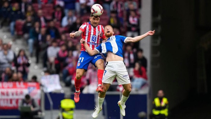 MADRID, SPAIN - NOVEMBER 23: Javi Galán of Atletico de Madrid battles for the ball with Carlos Vicente of Deportivo Alaves during the LaLiga match between Atletico de Madrid and Deportivo Alaves at Riyadh Air Metropolitano on November 23, 2024 in Madrid, Spain. (Photo by Diego Souto/Getty Images)