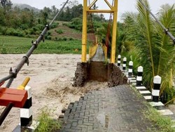 Akses Jembatan Kaliguwo-Kalidadap Wonosobo Longsor Diterjang Banjir