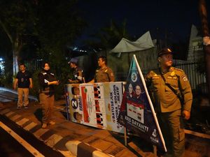 KPU Kota Batu Mulai Bersih-bersih APK saat Masa Tenang KPU Kota Batu Mulai Bersih-bersih APK saat Masa Tenang