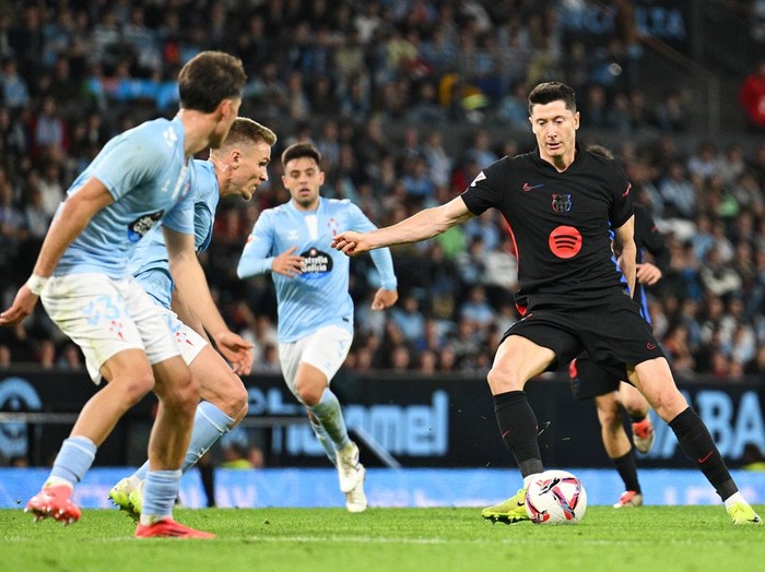 VIGO, SPAIN - NOVEMBER 23: Robert Lewandowski of FC Barcelona runs with the ball during the LaLiga match between RC Celta de Vigo and FC Barcelona at Estadio Balaidos on November 23, 2024 in Vigo, Spain. (Photo by Octavio Passos/Getty Images)