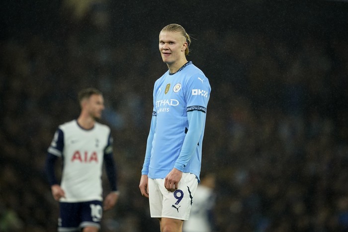 Erling Haaland Manchester City's Erling Haaland reacts in front of Tottenham's James Maddison during the English Premier League soccer match between Manchester City and Tottenham at the Etihad Stadium in Manchester, England, Sunday, Nov. 24, 2024. (AP Photo/Dave Thompson)