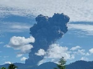 Gunung Dukono di Halmahera Utara Luncurkan Abu Vulkanik 3.000 meter