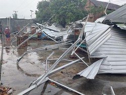 Cuaca Ekstrem di Boyolali, Pohon Timpa Truk-Bangunan BUMDes Roboh