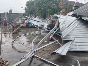 Cuaca Ekstrem di Boyolali, Pohon Timpa Truk-Bangunan BUMDes Roboh Cuaca Ekstrem di Boyolali, Pohon Timpa Truk-Bangunan BUMDes Roboh