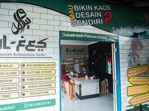 Kok Bisa-bisanya, Pria Ini Buka Jasa Desain & Sablon di Pesisir Kok Bisa-bisanya, Pria Ini Buka Jasa Desain & Sablon di Pesisir