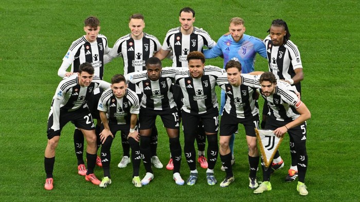 MILAN, ITALY - NOVEMBER 23: Team of Juventus prior the Serie A match between AC Milan and Juventus at Stadio Giuseppe Meazza on November 23, 2024 in Milan, Italy. (Photo by Giuseppe Bellini/Getty Images)
