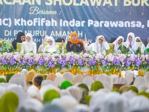 Ngalap Berkah Selawatan di Ponpes Bangkalan, Khofifah Ajak Warga Tak Golput