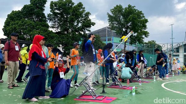 Kemeriahan Kompetisi Water Rocket di Bandung