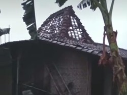 Tersambar Petir, Genting Rumah Warga Grobogan Rontok