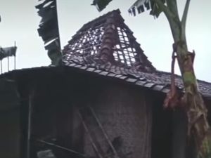 Tersambar Petir, Genting Rumah Warga Grobogan Rontok Tersambar Petir, Genting Rumah Warga Grobogan Rontok