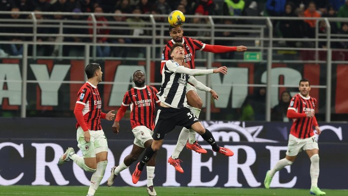 MILAN, ITALY - NOVEMBER 23:  Ruben Loftus Cheek of AC Milan competes for the ball with Nicolo Savona of Juventus during the Serie A match between Milan and Juventus at Stadio Giuseppe Meazza on November 23, 2024 in Milan, Italy. (Photo by Claudio Villa/AC Milan via Getty Images)