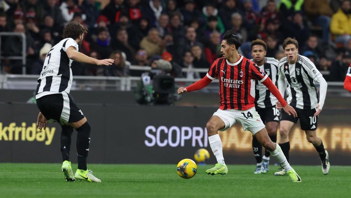 MILAN, ITALY - NOVEMBER 23: Tijjani Reijnders of AC Milan in action during the Serie A match between Milan and Juventus at Stadio Giuseppe Meazza on November 23, 2024 in Milan, Italy. (Photo by Claudio Villa/AC Milan via Getty Images)