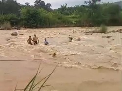 Lima Remaja Dievakuasi Usai Terjebak di Aliran Deras Sungai Cidurian Bogor