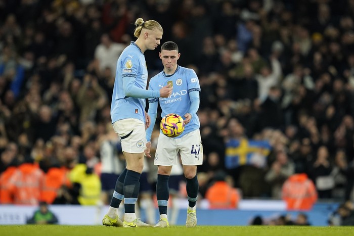 Manchester Citys Phil Foden, right, and Erling Haaland stand near the center circle after Tottenham scored during the English Premier League soccer match between Manchester City and Tottenham at the Etihad Stadium in Manchester, England, Sunday, Nov. 24, 2024. (AP Photo/Dave Thompson)