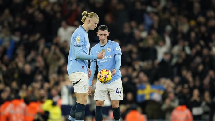 Manchester Citys Phil Foden, right, and Erling Haaland stand near the center circle after Tottenham scored during the English Premier League soccer match between Manchester City and Tottenham at the Etihad Stadium in Manchester, England, Sunday, Nov. 24, 2024. (AP Photo/Dave Thompson)