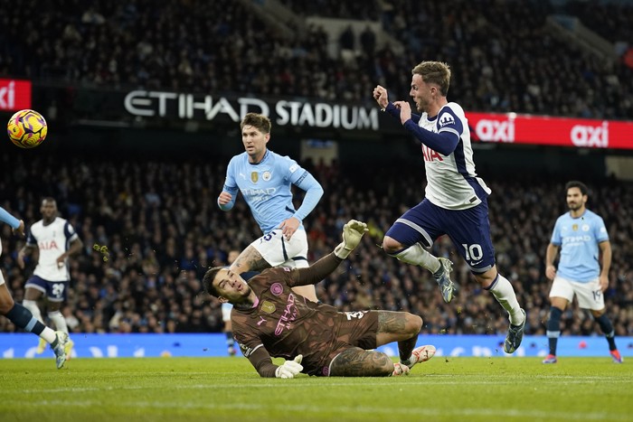 Tottenham's James Maddison, centre right, scores his side's second goal during the English Premier League soccer match between Manchester City and Tottenham at the Etihad Stadium in Manchester, England, Sunday, Nov. 24, 2024. (AP Photo/Dave Thompson)