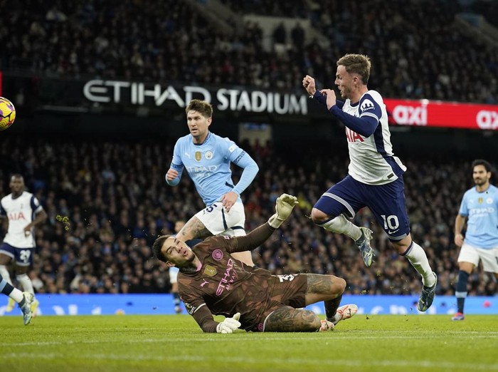 Tottenham's James Maddison, centre right, scores his side's second goal during the English Premier League soccer match between Manchester City and Tottenham at the Etihad Stadium in Manchester, England, Sunday, Nov. 24, 2024. (AP Photo/Dave Thompson)