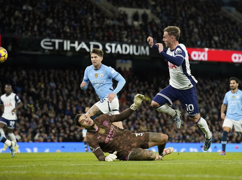 Tottenham's James Maddison, centre right, scores his side's second goal during the English Premier League soccer match between Manchester City and Tottenham at the Etihad Stadium in Manchester, England, Sunday, Nov. 24, 2024. (AP Photo/Dave Thompson)