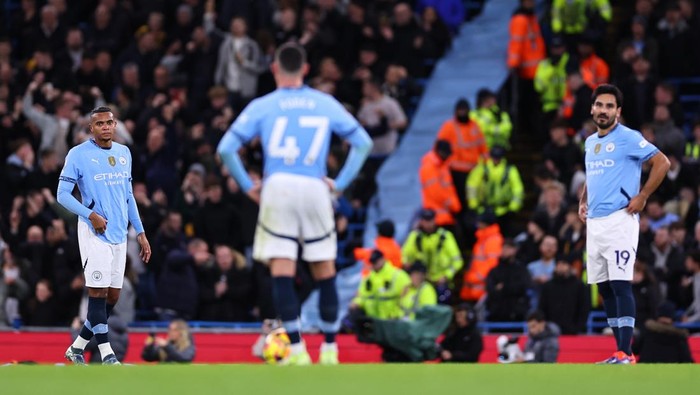 MANCHESTER, ENGLAND - NOVEMBER 23: Dejected players of Manchester City during the Premier League match between Manchester City FC and Tottenham Hotspur FC at Etihad Stadium on November 23, 2024 in Manchester, England. (Photo by Robbie Jay Barratt - AMA/Getty Images)