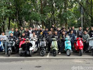 Keseruan Puluhan Anak Vespa Motoran Keliling Bandung Keseruan Puluhan Anak Vespa Motoran Keliling Bandung