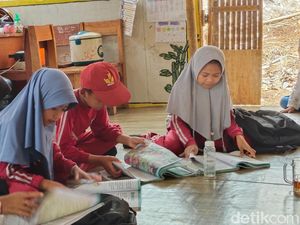 Perjuangan Siswa SDN Girijaya Melawan Hawa Panas Belajar di Tenda Perjuangan Siswa SDN Girijaya Melawan Hawa Panas Belajar di Tenda